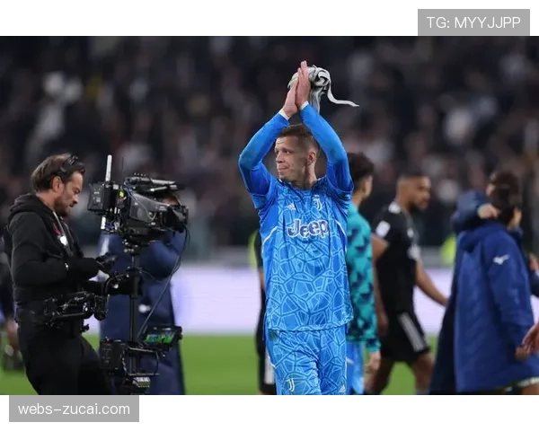 弗里克称莱万在当前年龄段无可匹敌 只有C罗可与之媲美